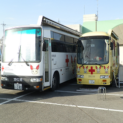 献血車が来る。
