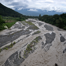 涸れ川みだい川に水が溢れる
